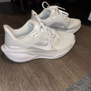 Nike Pegasus 41 Women's Athletic Shoes - White and Silver